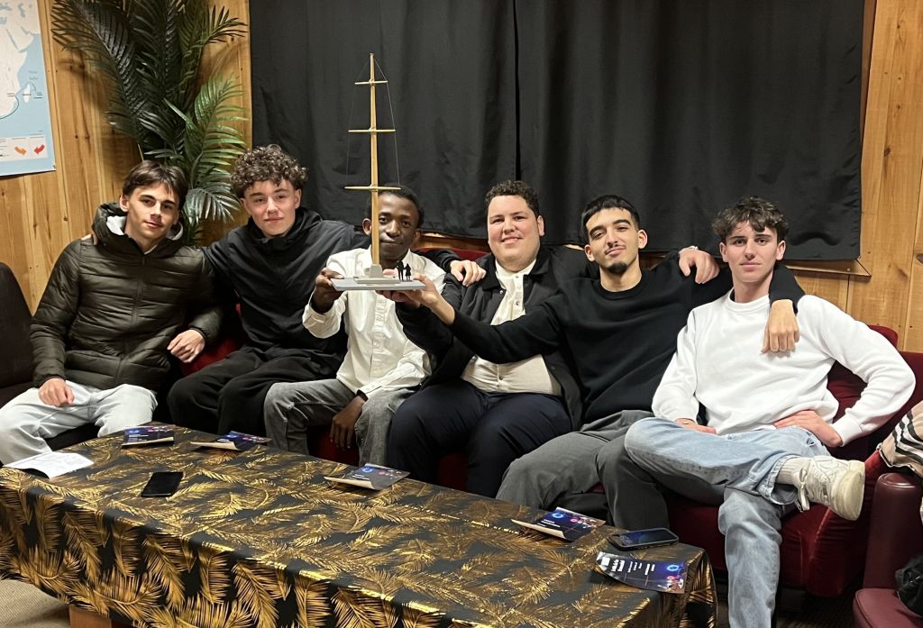 Des étudiants de l’IUT de Nantes préparent le concours du drapeau du Mât de la Fraternité et de la Mémoire