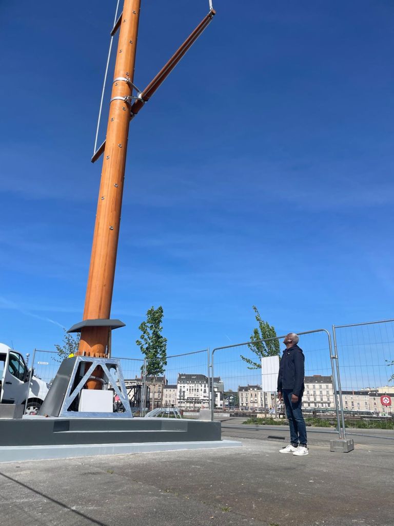 Le Mât de la Fraternité et de la Mémoire est arrivé à Nantes